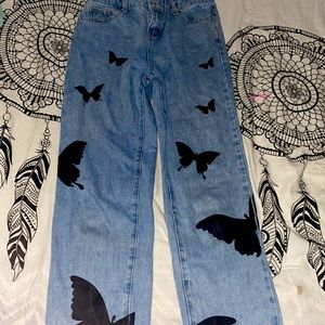 Hey I’m selling these beautiful pants with butterflies it’s perfect